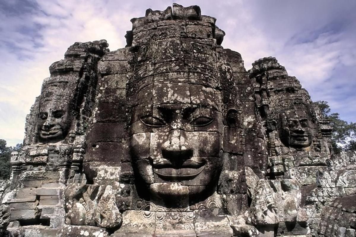 patung muka pada bangunan batu