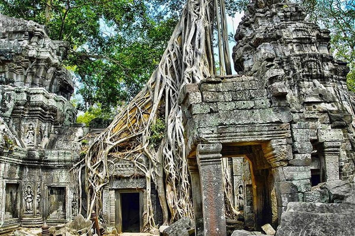bangunan batu dengan sekumpulan pokok