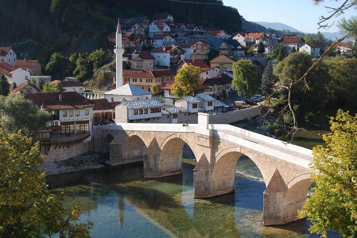 un ponte sopra un fiume con una città sullo sfondo