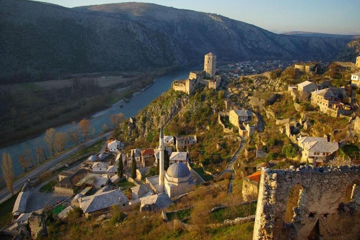 una piccola città su una collina vicino a un fiume