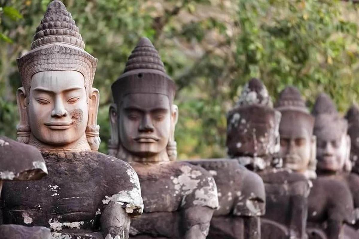 una fila di statue di pietra in piedi una accanto all'altra