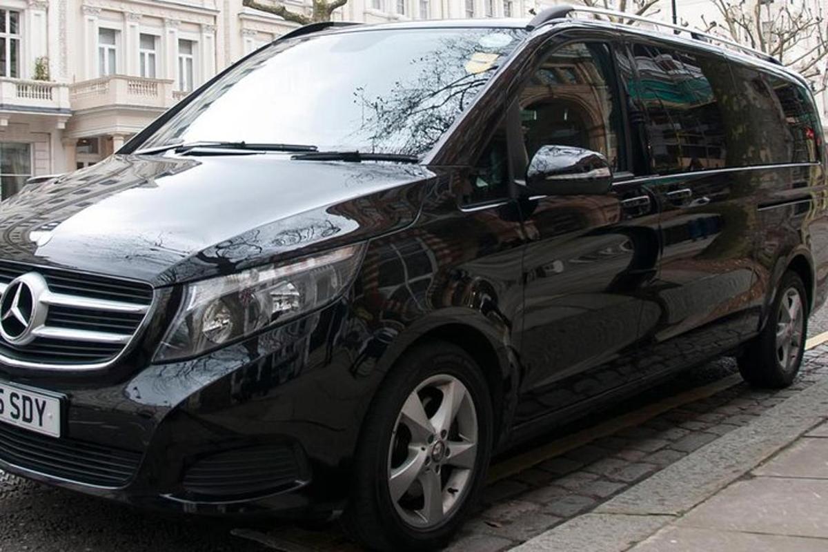 en svart varebil parkert ved siden av en gate