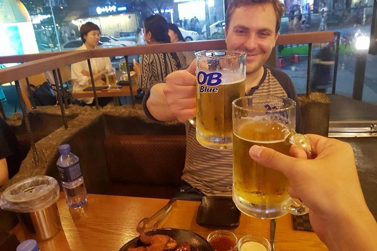 muž drží sklenici piva