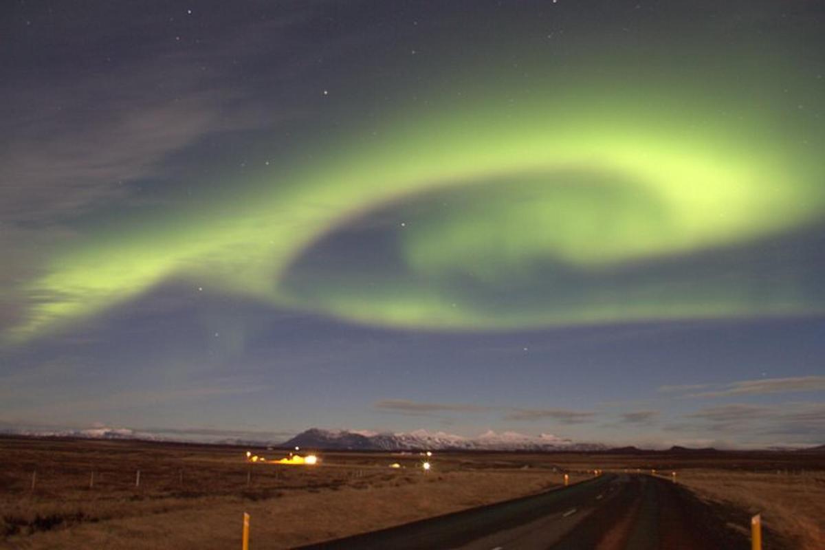 uma aurora no céu sobre uma estrada