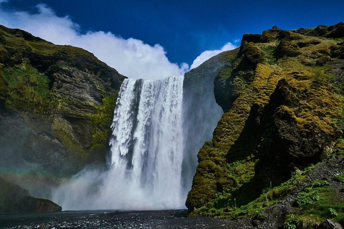 una cascata sul fianco di una montagna