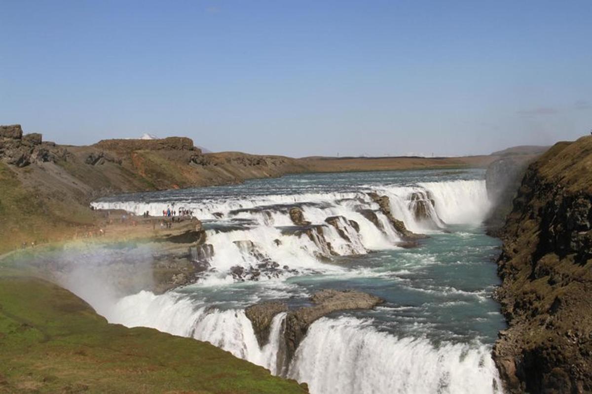 una vista di una cascata con un arcobaleno