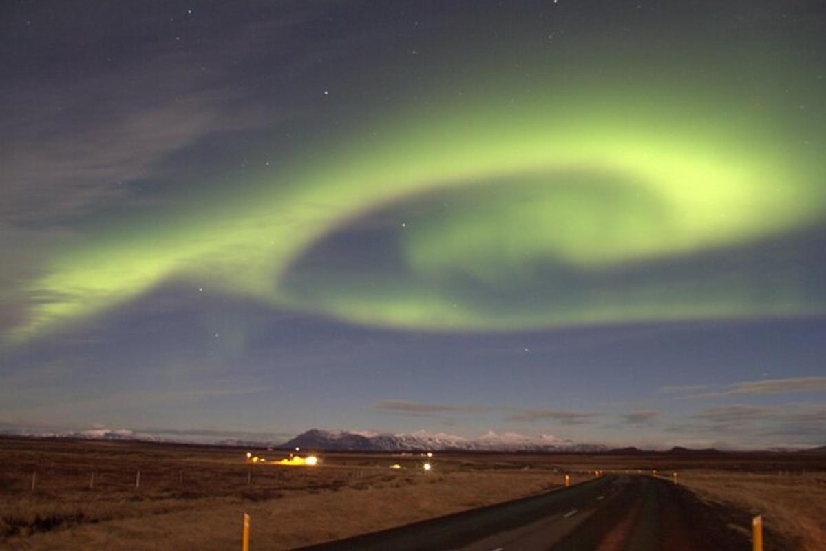 uma aurora no céu sobre uma estrada