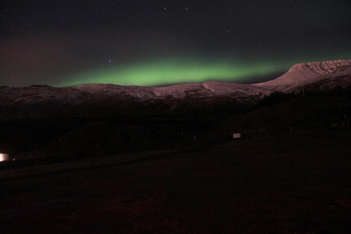 uma aurora no céu sobre uma montanha