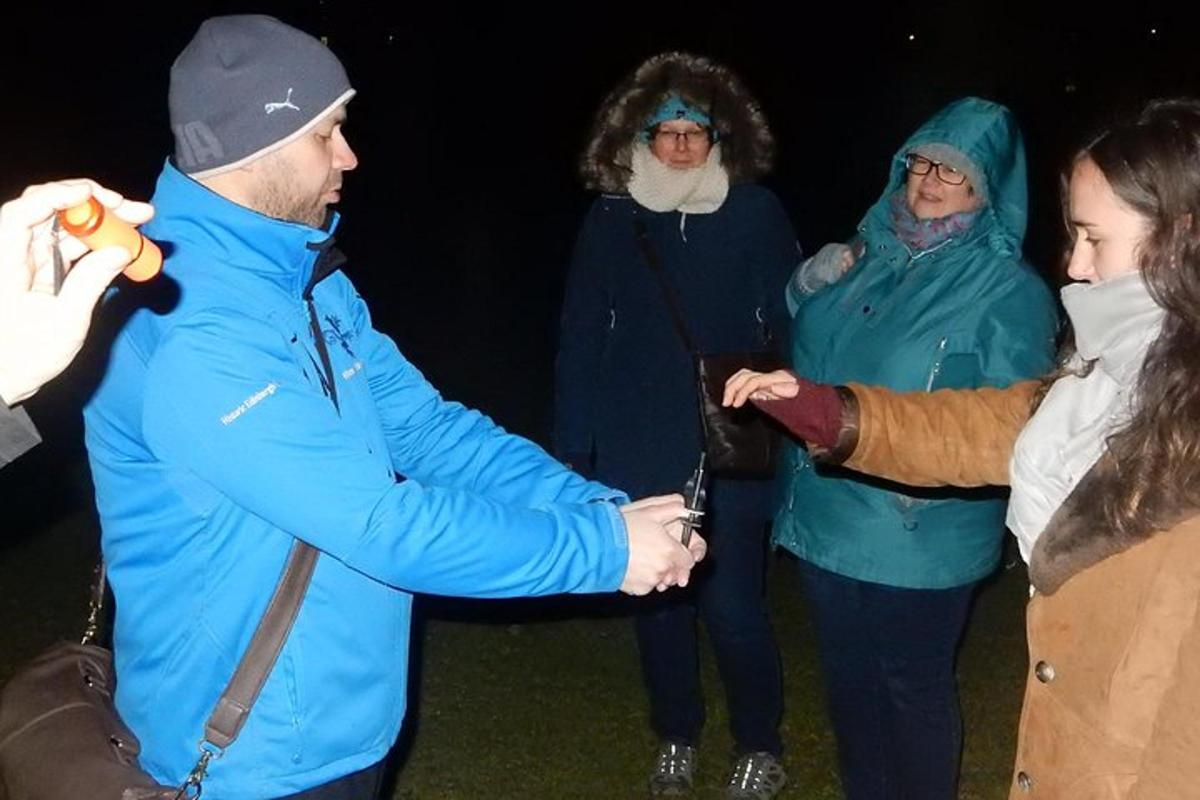grupp inimesi seisab koos lumes
