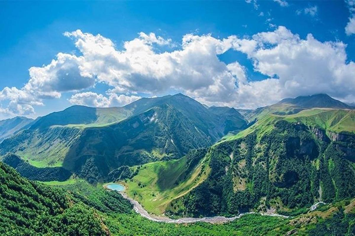 eine Luftaufnahme einer Bergkette mit einem Fluss