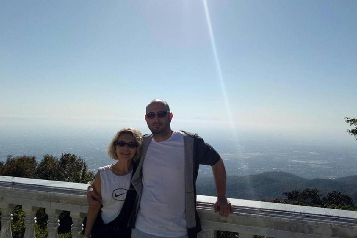 um homem e uma mulher em pé no topo de uma montanha