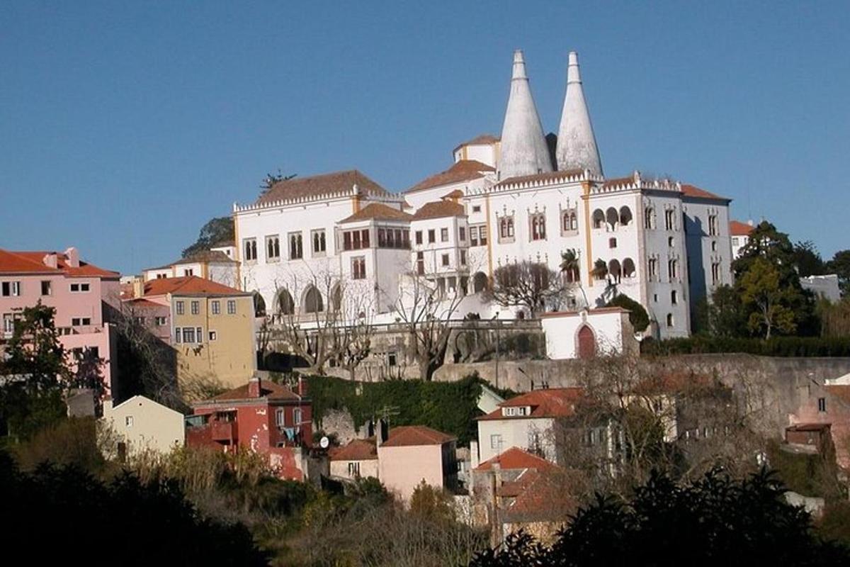 um grande edifício branco com duas torres em uma colina