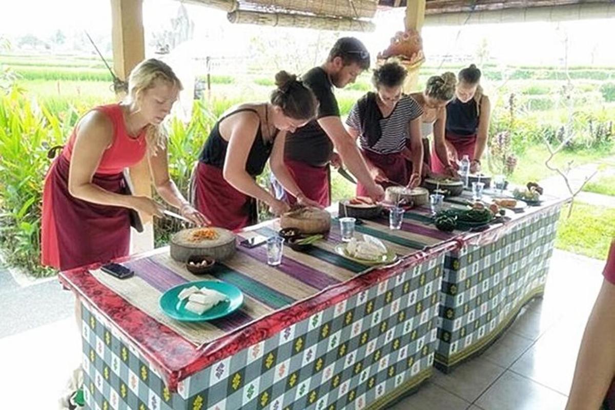 un gruppo di persone che preparano il cibo su un tavolo