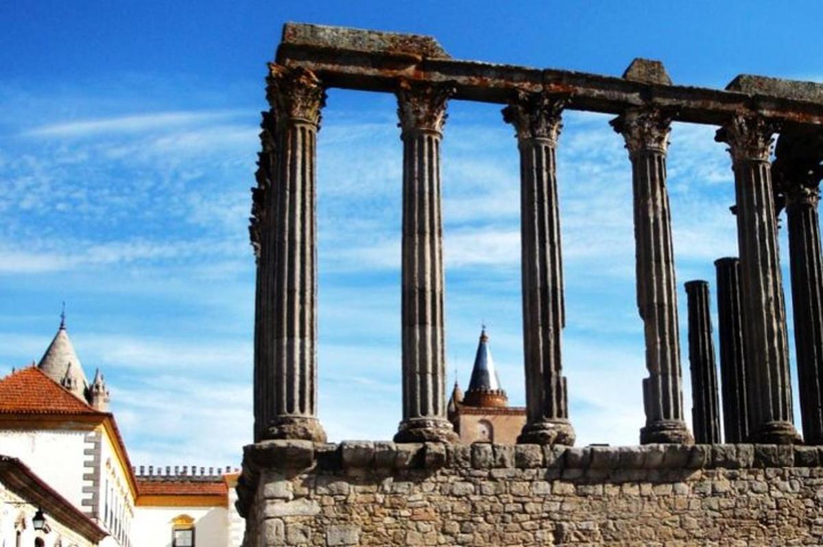 un grup de columnes a sobre d'un mur de pedra