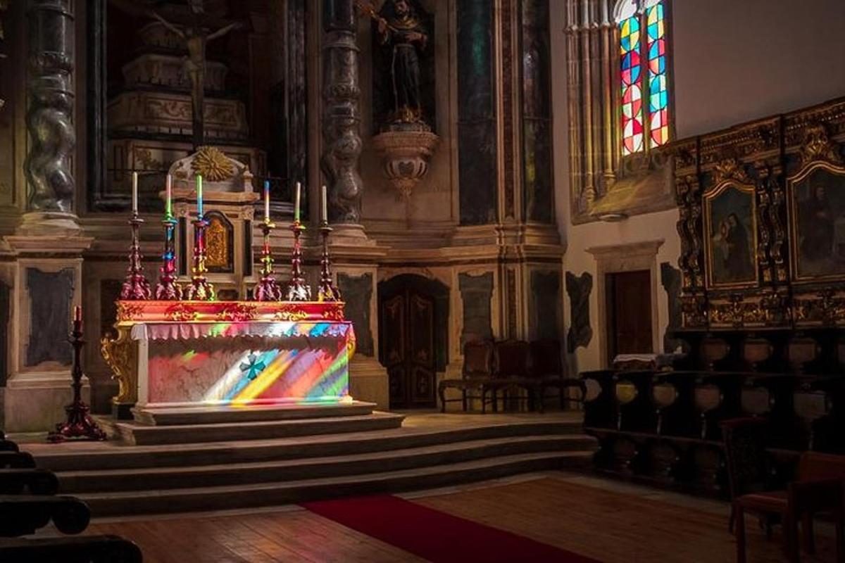 un altar colorit en una església amb una finestra de vitralls