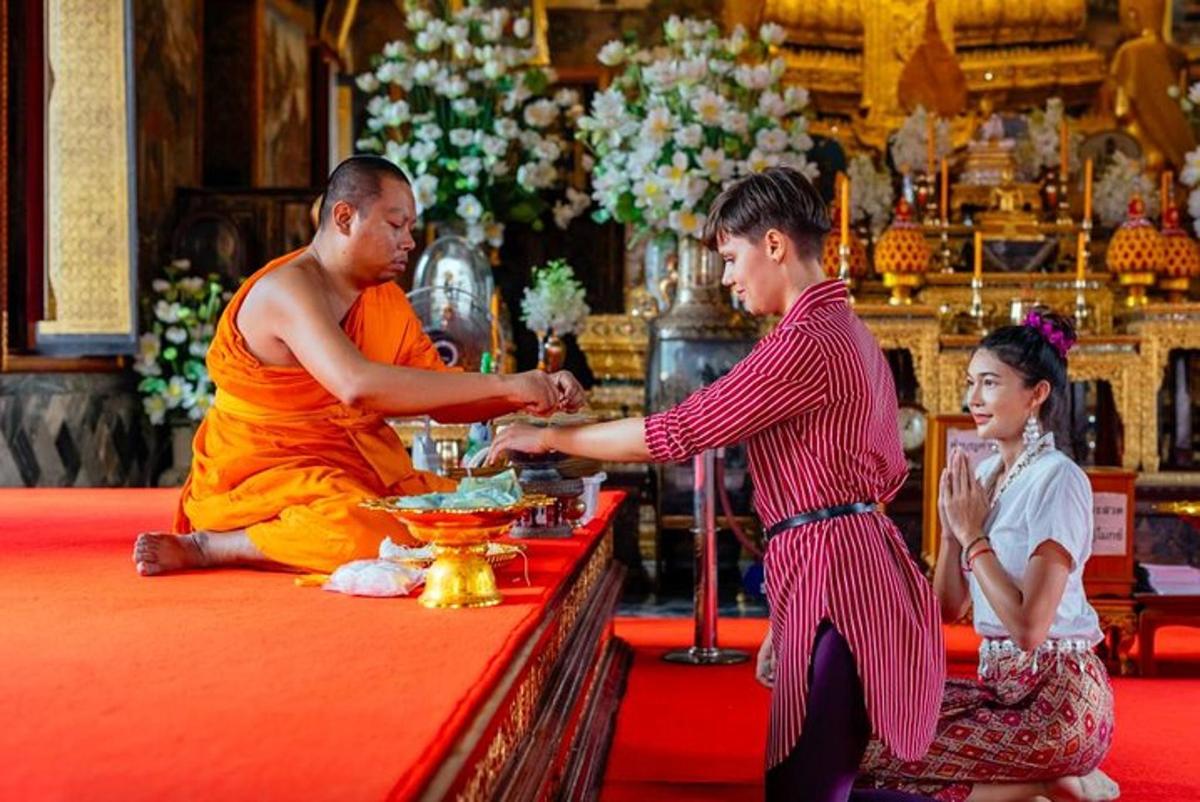 ชายคนหนึ่งกำลังเสิร์ฟจานอาหารให้ผู้หญิง