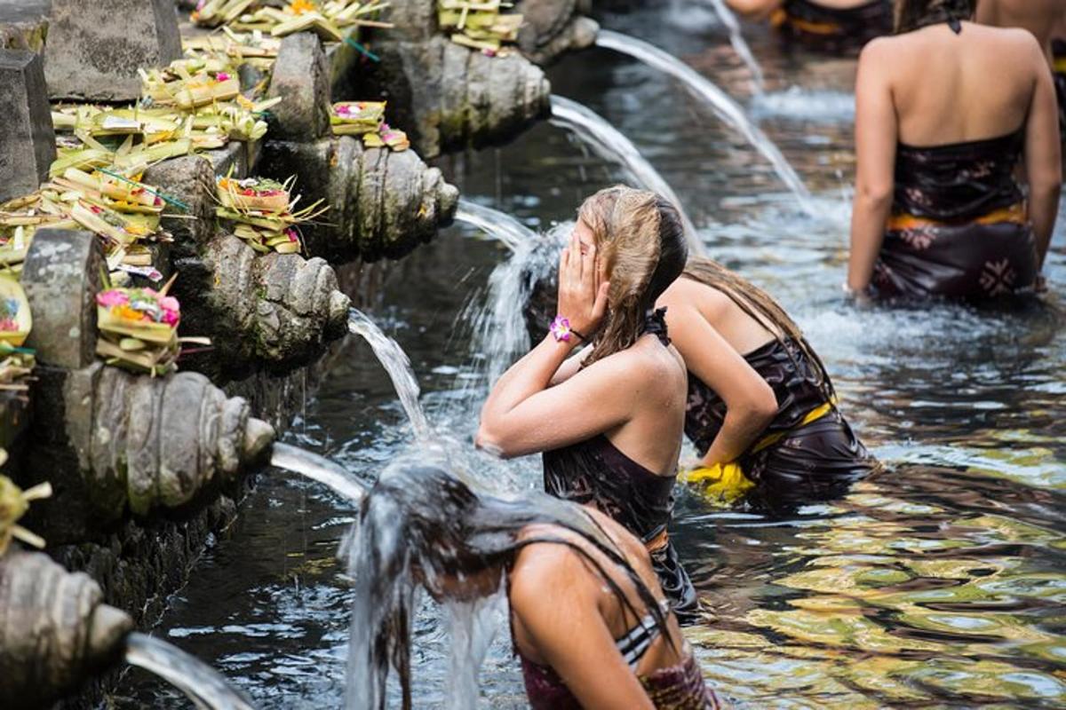 sekumpulan wanita di dalam air di mata air