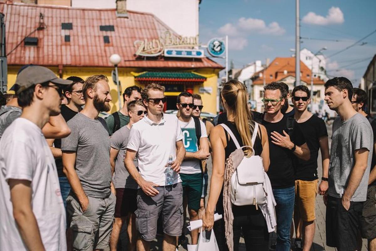 skupina lidí jdoucích po ulici