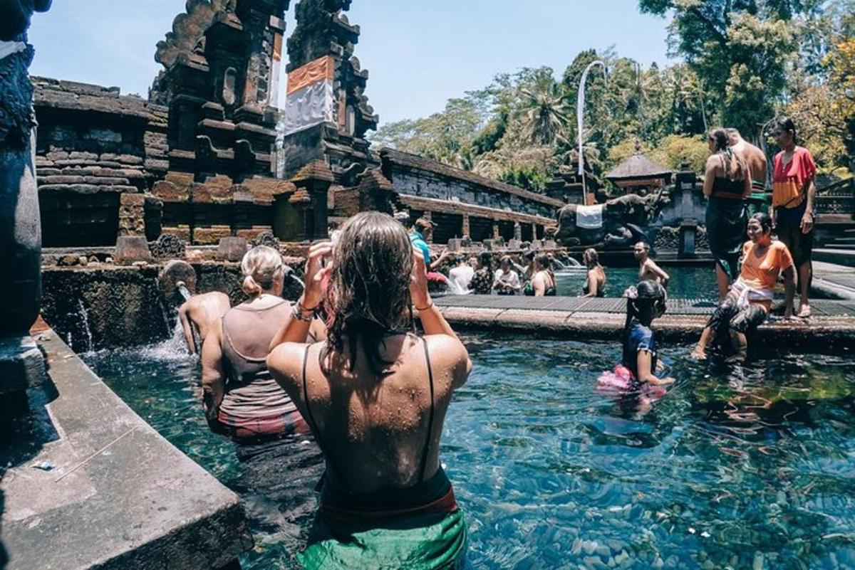 un gruppo di persone nell'acqua di una fontana
