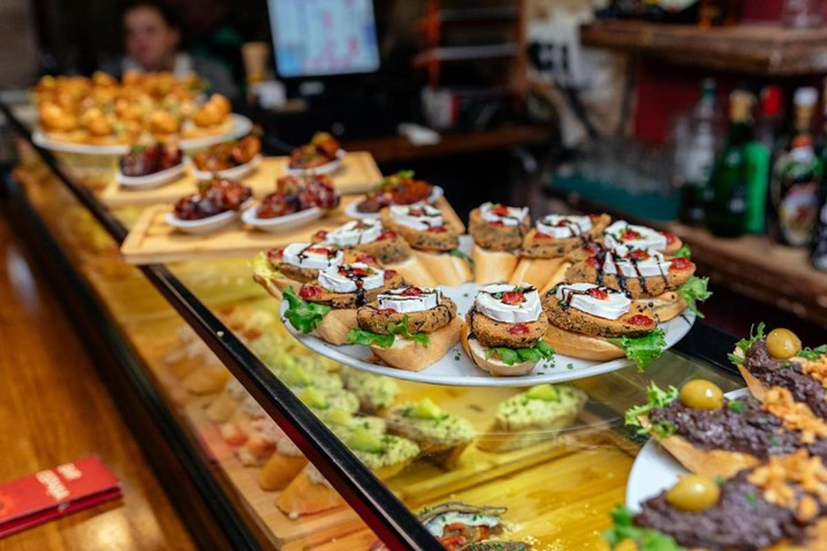 una vetrina con un sacco di diversi tipi di cibo