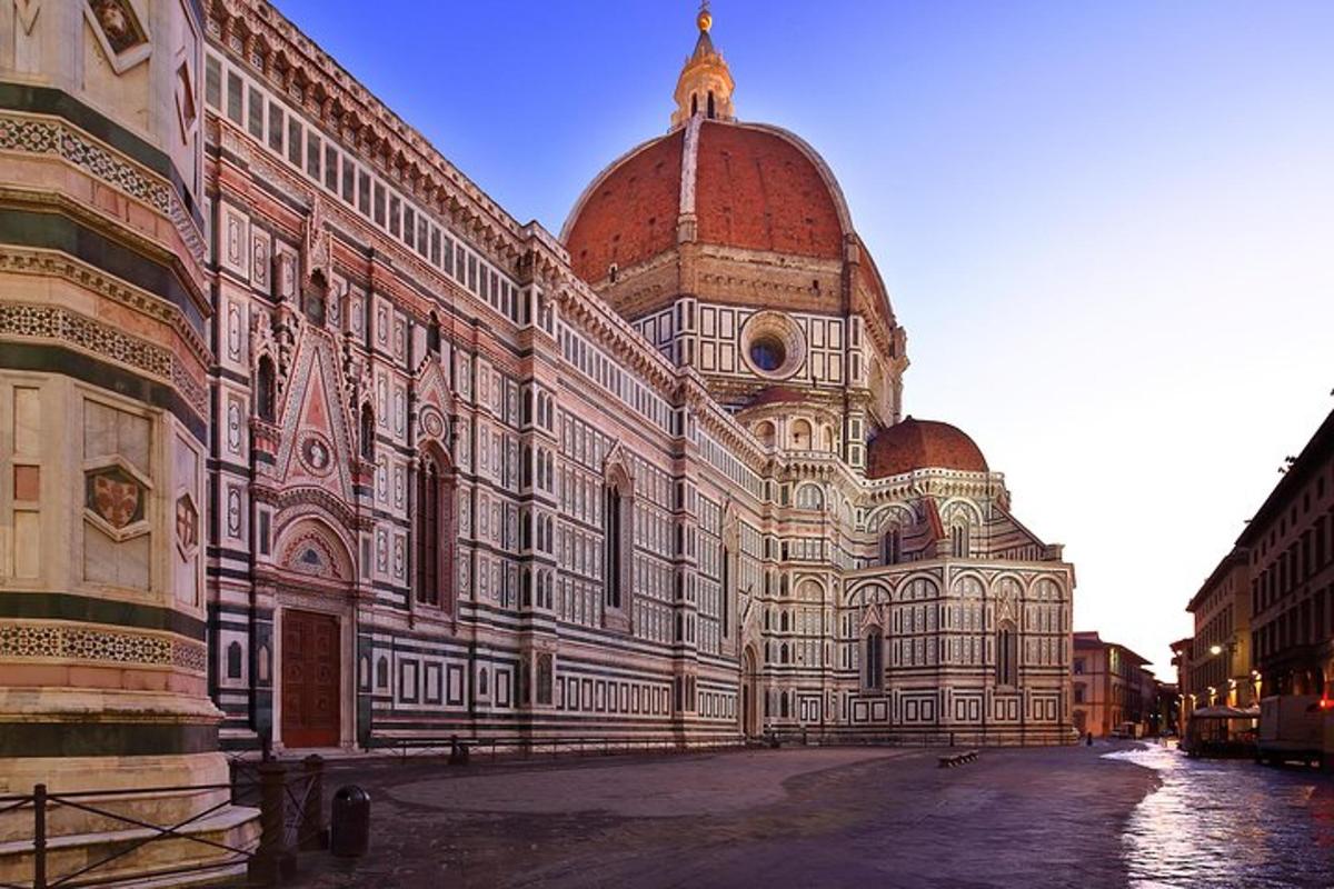 un grande edificio con una cupola in cima