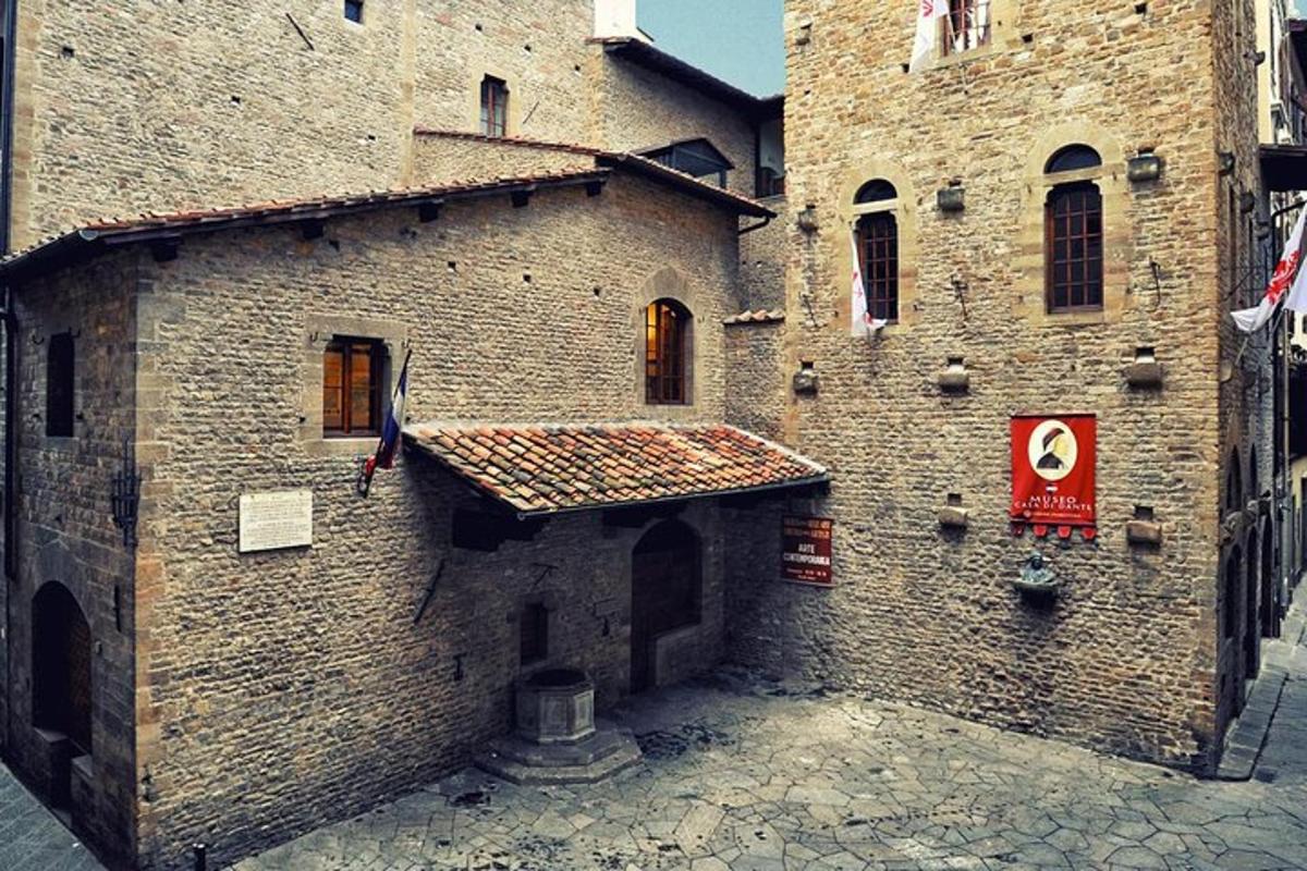un vecchio edificio in mattoni con un cartello sopra