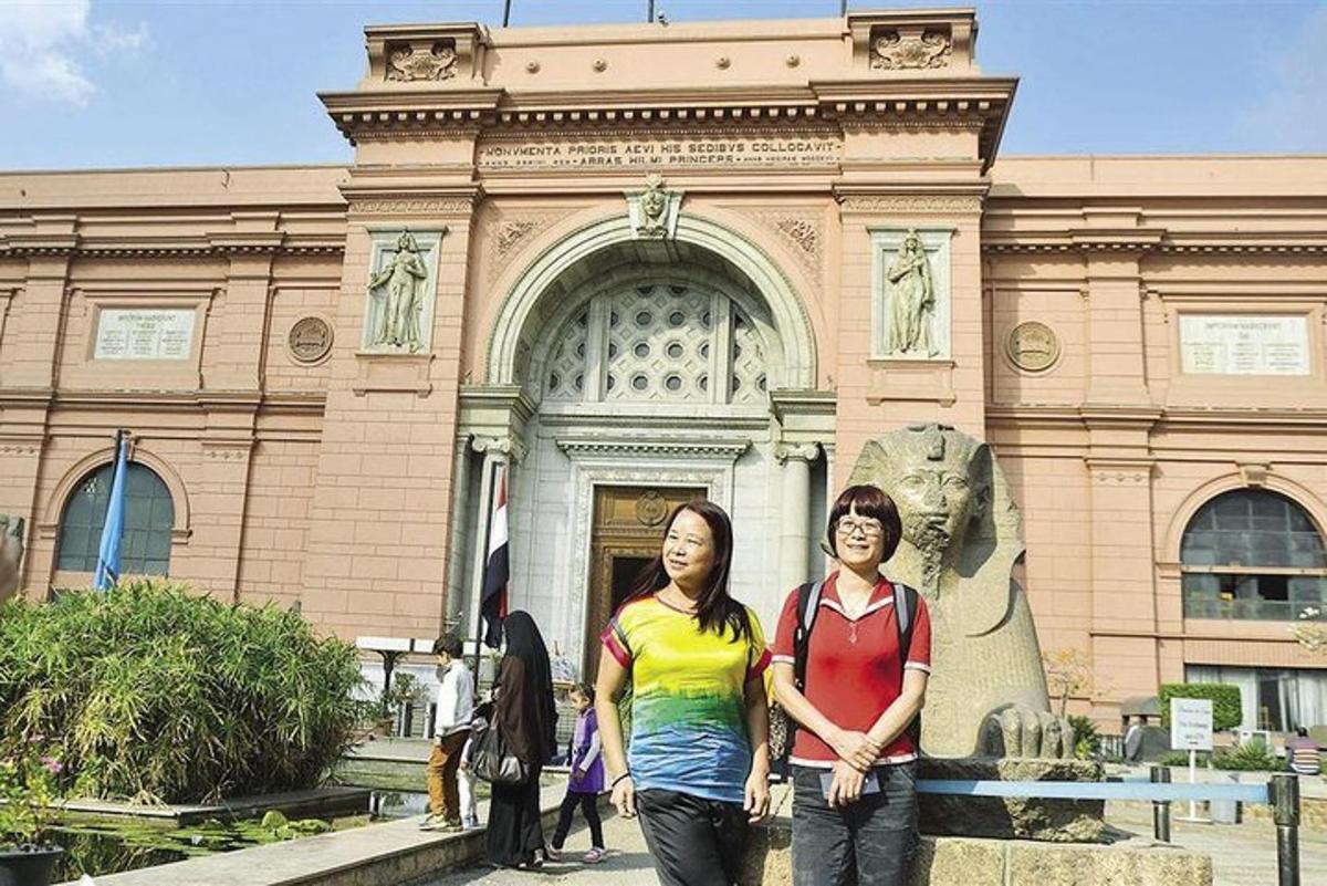 两名女子站在一栋建筑物前