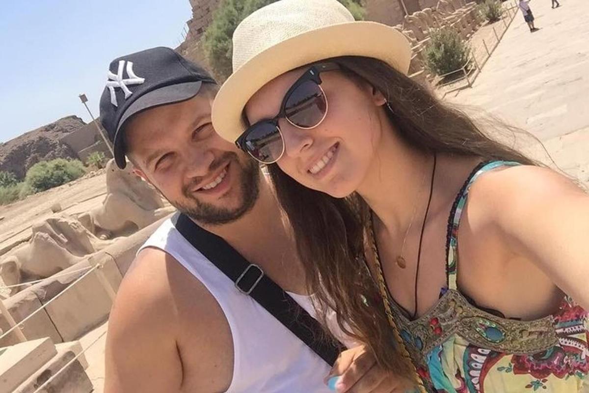 Un hombre y una mujer posando para una foto en la playa.