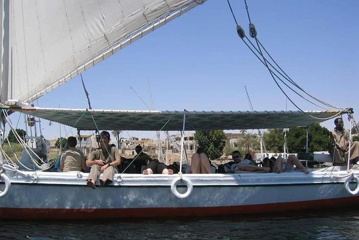 um grupo de pessoas sentadas em um barco na água