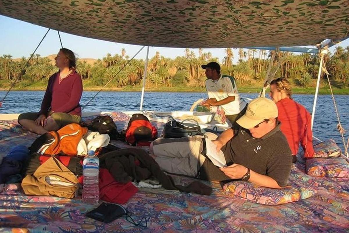 um grupo de pessoas sentadas na parte de trás de um barco