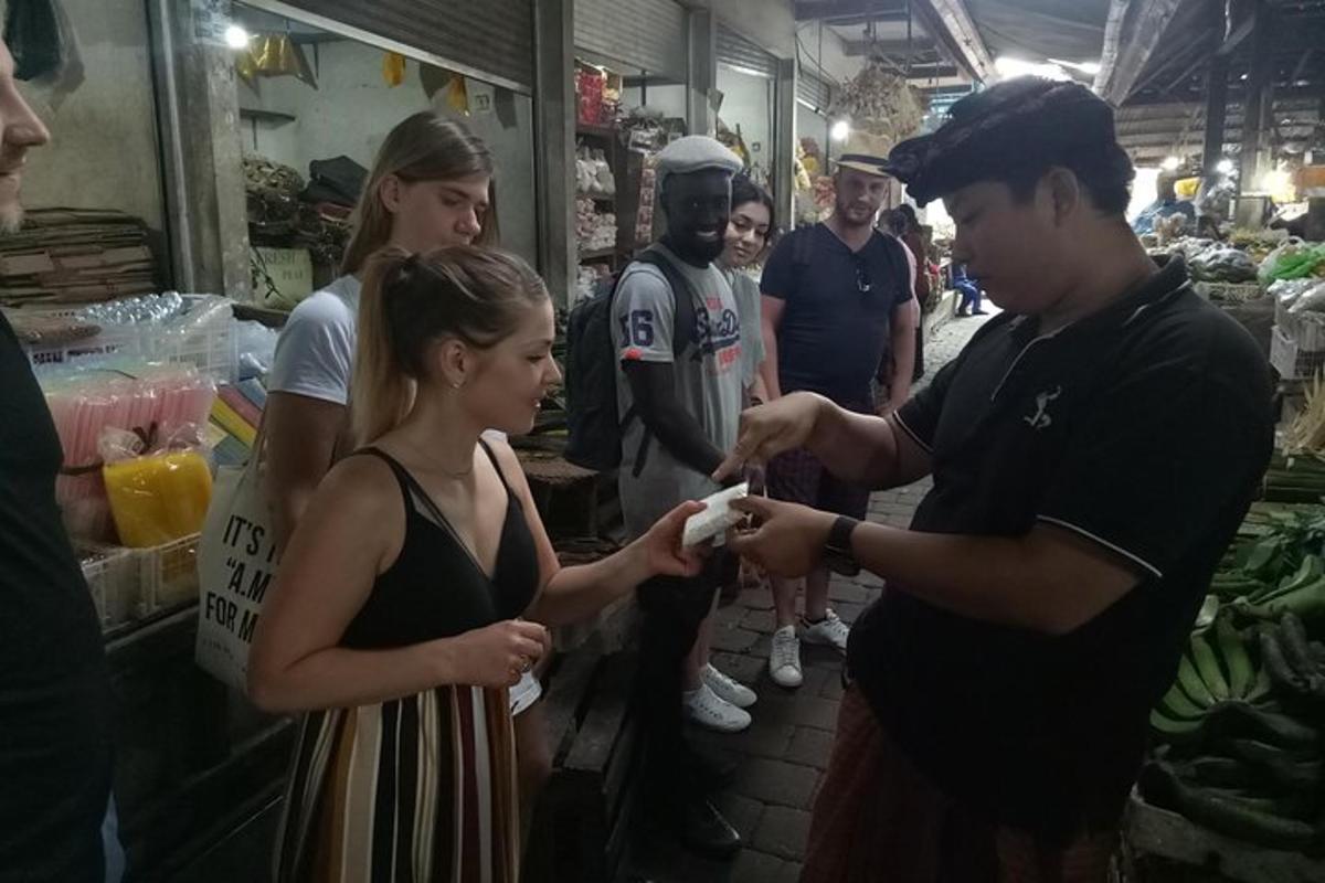 sekelompok orang yang berdiri di pasar