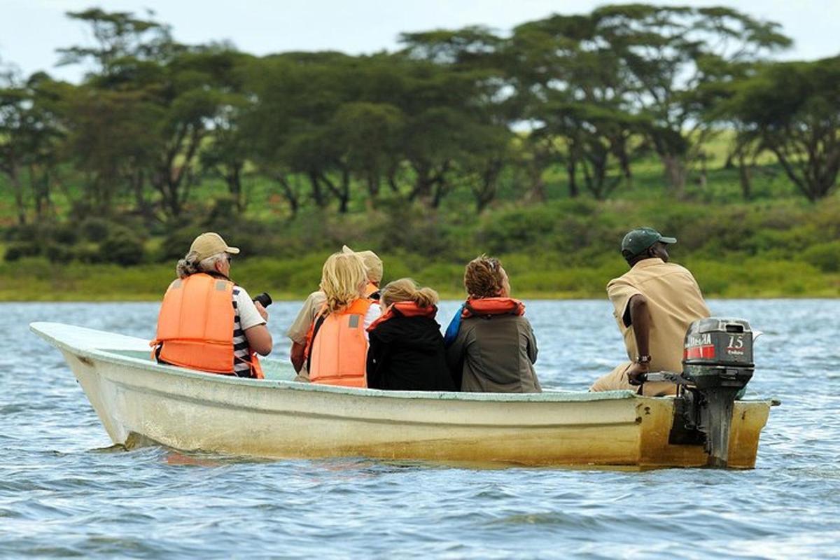 un grupo de personas en un bote en el agua