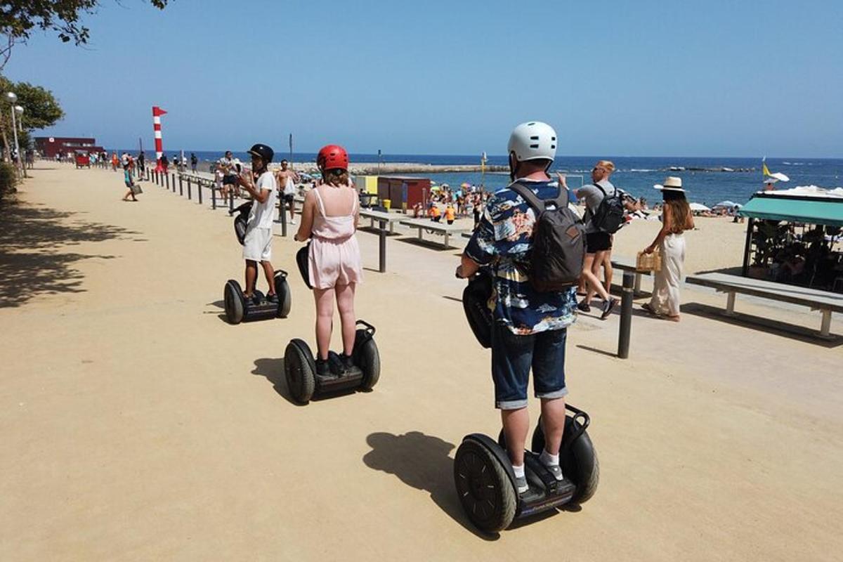 Skupina lidí jezdících na segwayích na pláži