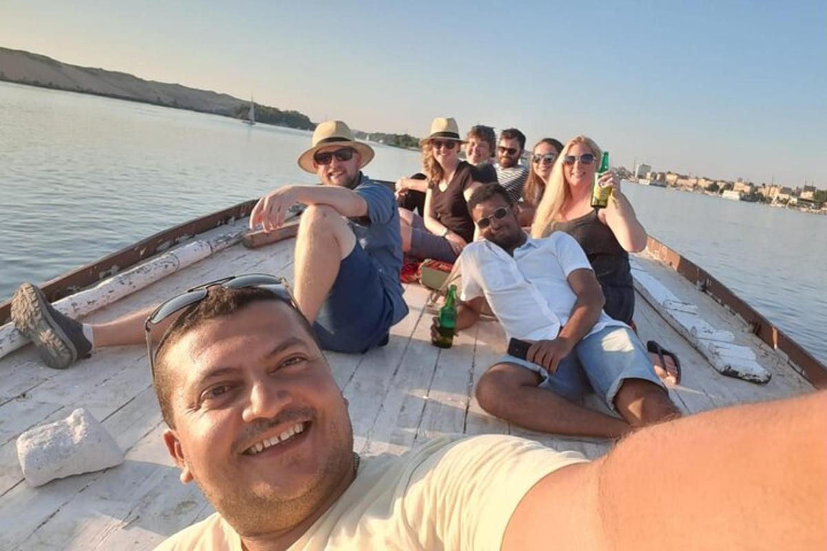 مجموعة من الأشخاص يجلسون على متن قارب على الماء
