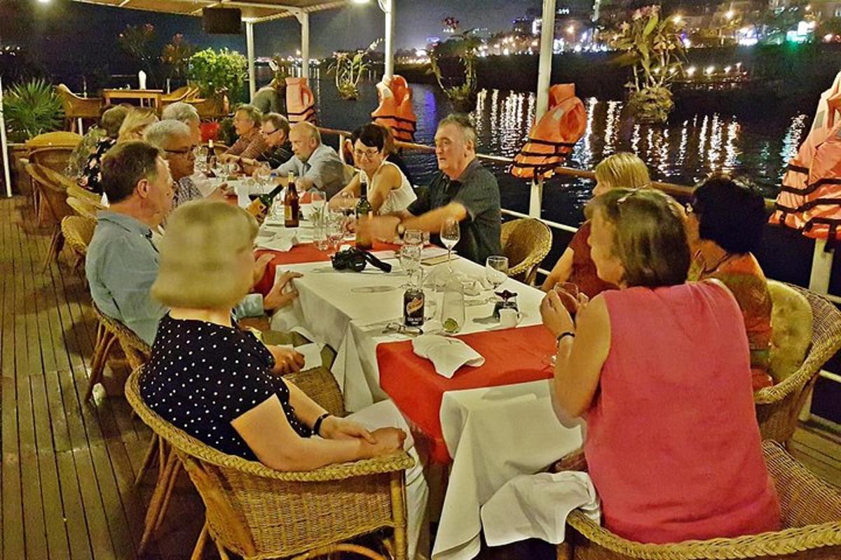 skupina lidí sedících u stolů v restauraci