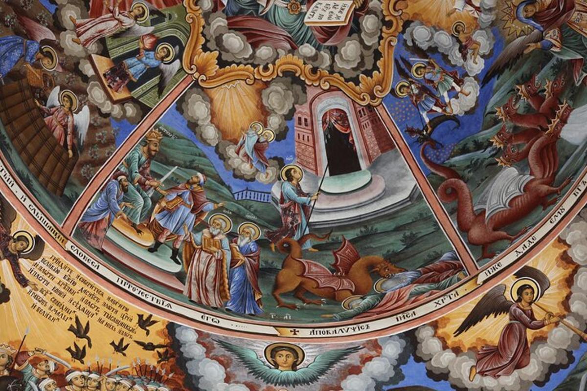 una pintura en el techo de una iglesia