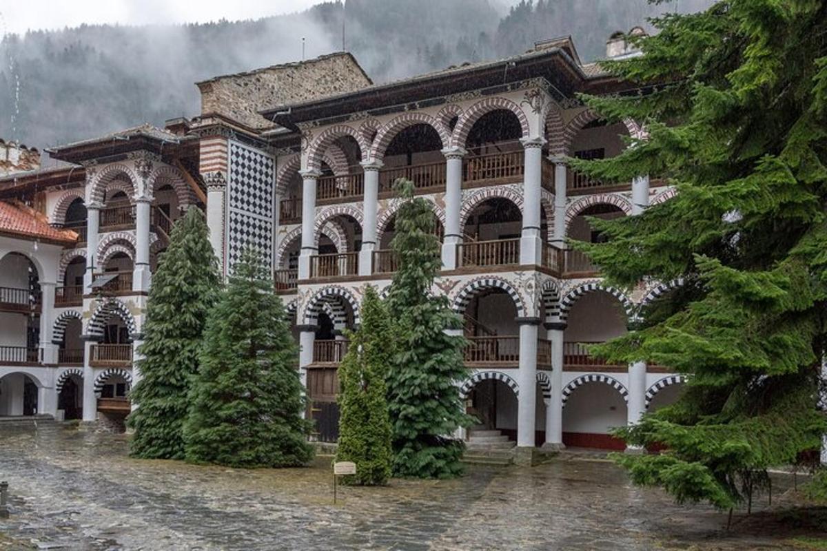 Un gran edificio con árboles de Navidad en frente.