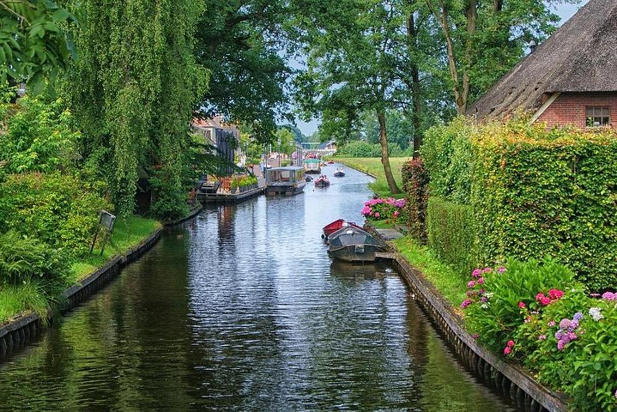 rühm paate lilledega jõel