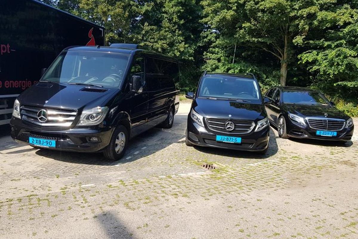 paar autot pargitud üksteise kõrvale