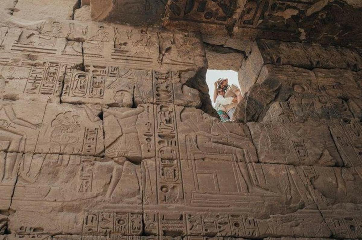 una persona fent una foto d'anaraoharaoh en un mur de pedra