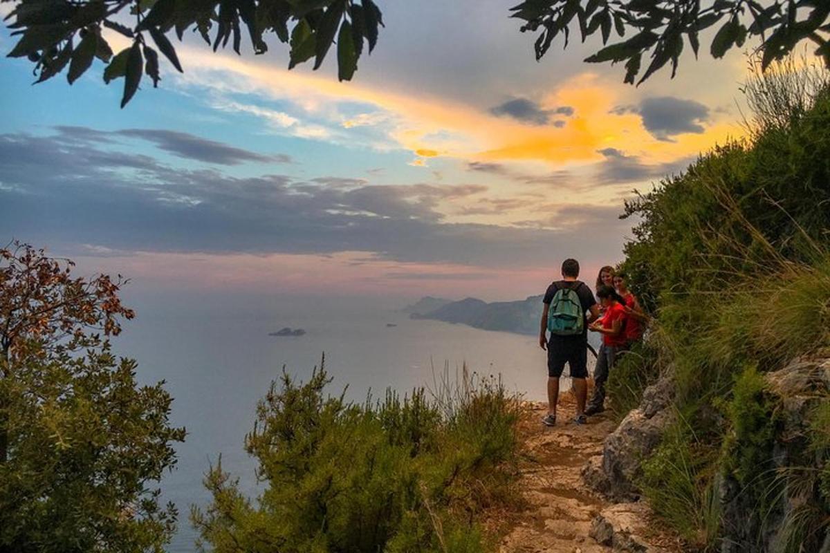 sekumpulan orang berdiri di atas bukit melihat air
