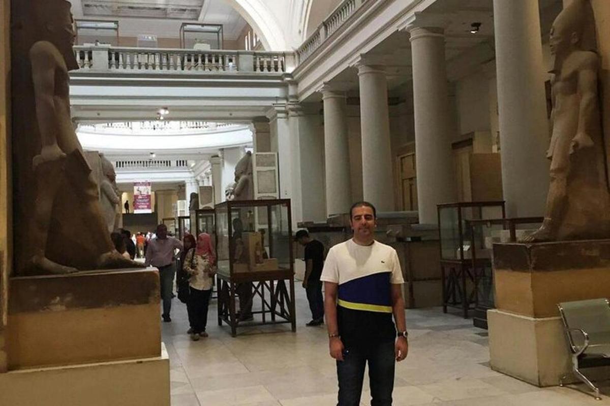 um homem em pé em um museu com estátuas