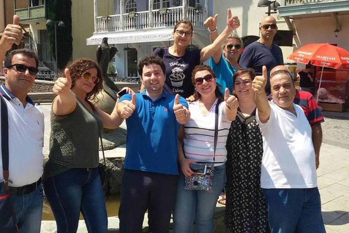 un gruppo di persone che fa il segno del pollice in su