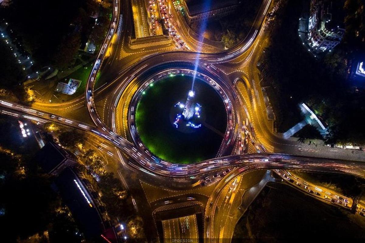 uma vista aérea de um cruzamento da cidade à noite