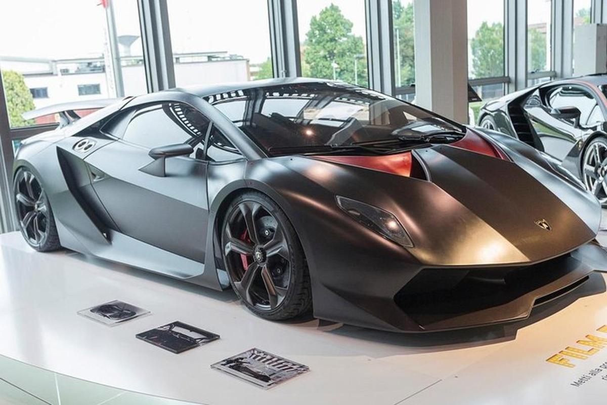 vystavené černé a stříbrné sportovní auto