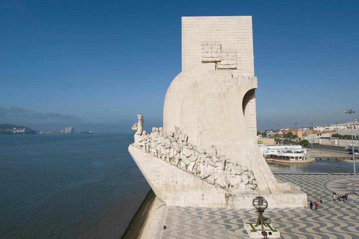 un gran monumento al lado de un cuerpo de agua