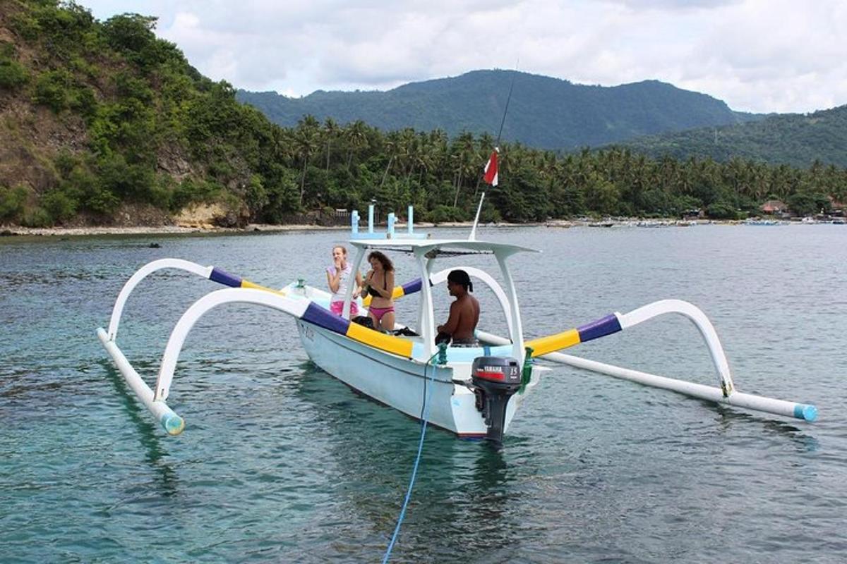 un grupo de personas en un barco en el agua