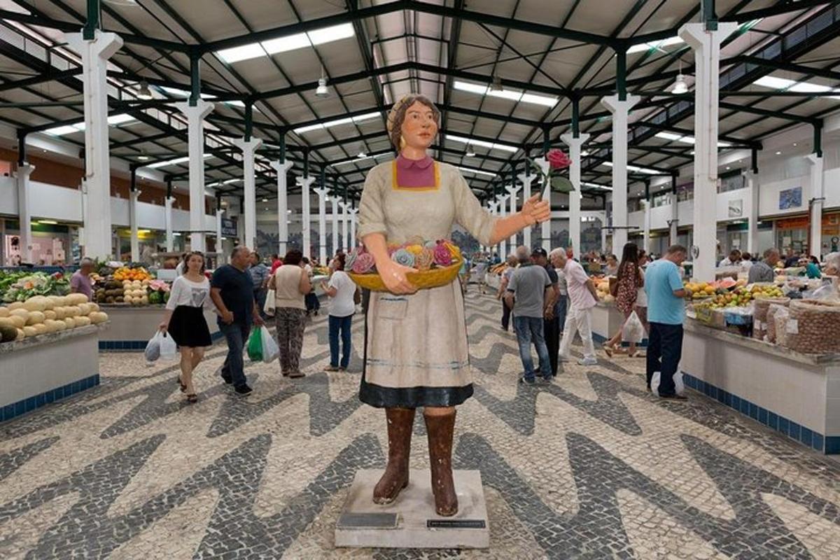 Una estatua de una mujer parada en un mercado.
