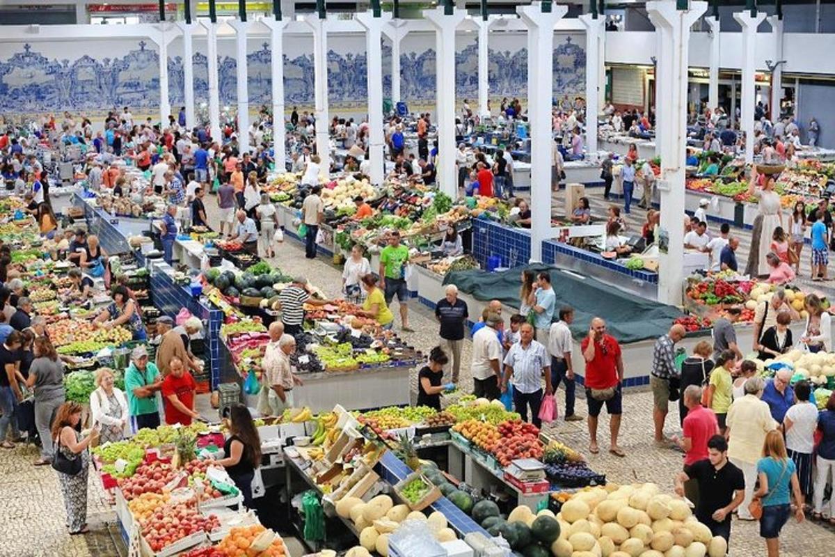 Una multitud de personas caminando por un mercado de agricultores.