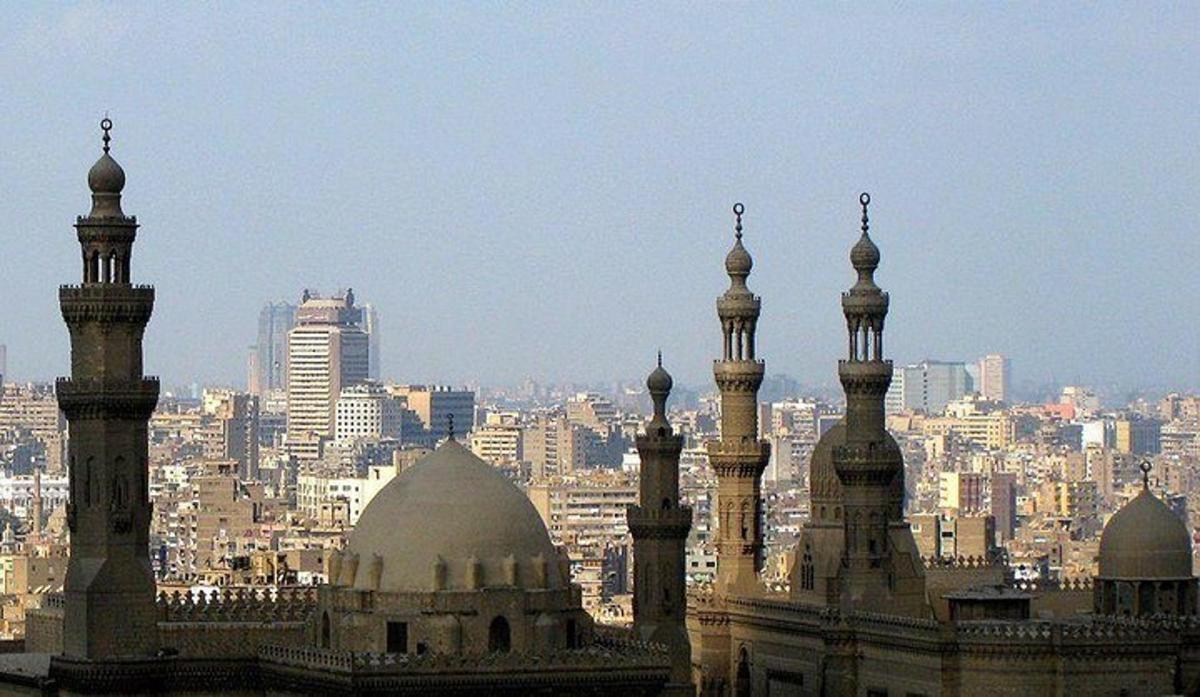 un edifici amb tres cúpules a la part superior d'una ciutat